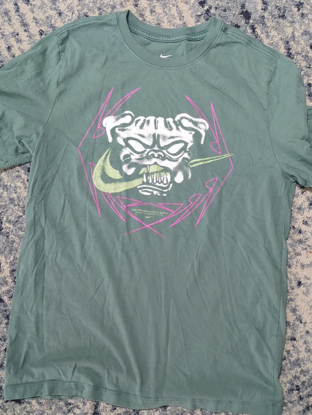 Nike Graphic Skull Swoosh T-Shirt Green Men's Large Streetwear Y2K Style